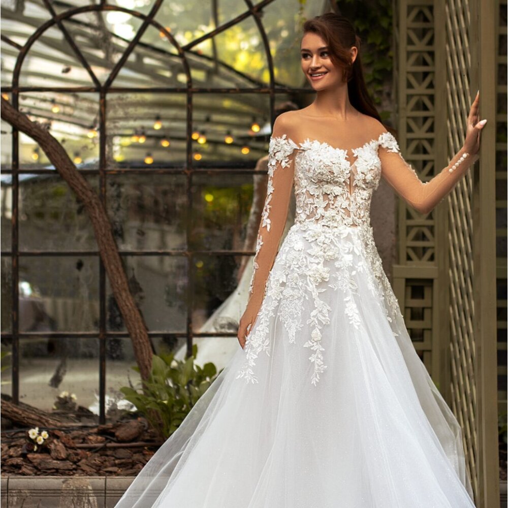 GORGEOUS!! Giovanna Alessandro Wedding Dress Size 4 With Veil And Hoop Skirt
